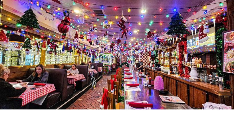 A restaurant bar fully dressed up for the holidays